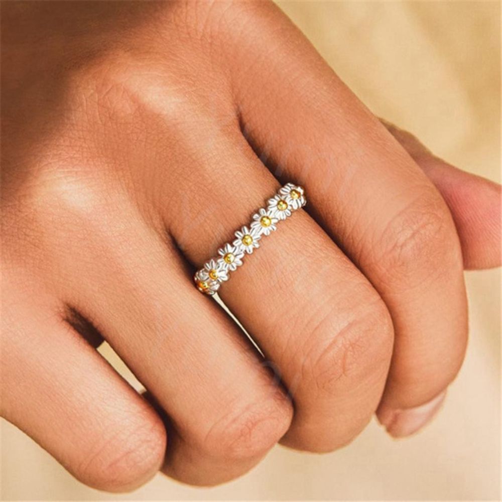 Women Adjustable Daisy Ring with Flower Motif