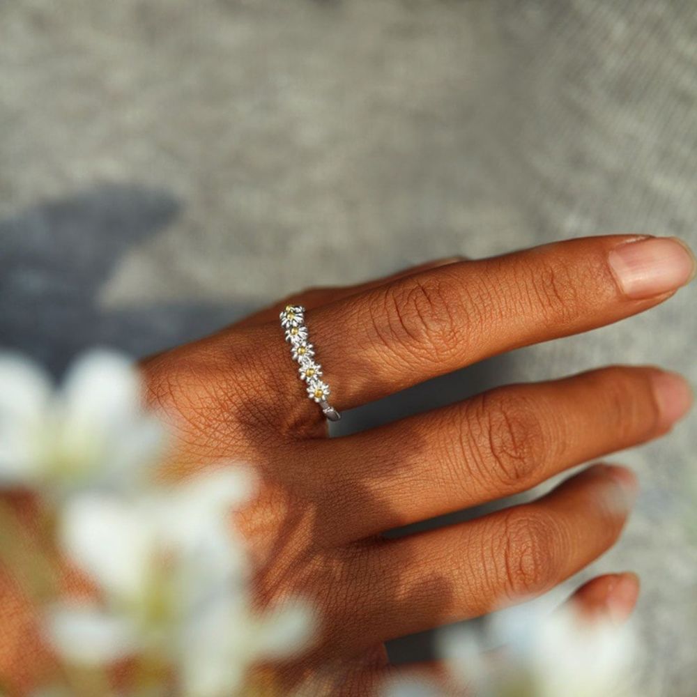 Women Adjustable Daisy Ring with Flower Motif